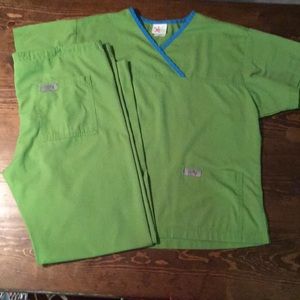 🔴 3/$15  Izzy Scrubs Set. Size Medium
